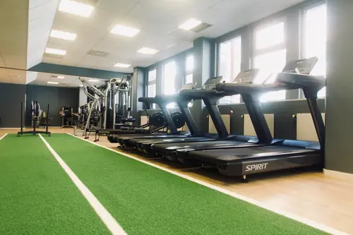 JUSTGYM Sölvesborg håller Öppet varje dag Året runt(inklusive helgdagar)Från kl 05.00 till 24.00Hur blir man medlem?KURS Styrketräning och konditionsträningÄr du helt ny för styrketräning? Få med dig denna kursen som omfattar både grunderna för styrka och konditionsträning.Dag 1:​Styrketräning och konditionsträning:​Är du nyfiken på träning? Vill du förstå i teorin varför du ska träna som du gör? Hur du ska nå dina träningsmål? Vad du i praktiken ska träna och äta? - Då är detta kursen för digHur fungerar kroppen?Hur tränar jag muskelgrupperna?&nbsp;Hur bränner jag fett?Hur bygger jag muskler?Hur blir jag starkare?Hur fungerar maskinerna?Hur fungerar fria vikter?Hur fungerar konditionsmaskinerna?Vad ska jag äta?Vad ska jag träna?Vad ska jag tänka?Vad ska jag göra för att återhämta mig?​JUSTGYM SölvesborgLördagSöndag790 kr pr platsDag 2 &nbsp;Bemästra baslyften:​Vill du lära dig mer om Knäböj, marklyft och bänkpress? Hur du ska bli bättre på dem? Vad du konkret ska göra föra att träna på dem ut efter din förutsättningar? Då är detta kursen för dig .​KnäböjRörlighet till knäböjProgressionsstege Splittknäböj med hantlar - Splittknäböj med stång - Goblett Knäböj - Knäböj Fram - Knäböj BakSpecifik Uppvärmning&nbsp;Hur blir jag starkare i knäböj? &nbsp;MarklyftTeknik till marklyft&nbsp;Progressionsstege RDL Rak - RDL Böj - Upphöjda Marklyft -&nbsp;Specifik Uppvärmning&nbsp;Hur blir jag starkare i marklyft?&nbsp;BänkpressTeknik till BänkpressProgressionsstege Pushup - Kabelpress - Hantelpress - Bänkpress&nbsp;Specifik Uppvärmning&nbsp;Hur blir jag starkare i bänkpress?Träffa din lärareSebastian HedmanMitt namn är Sebastian Hedman och jag har jobbat med träning på heltid sedan 19års ålderTränarkarriären inleddes på en stor gymkedja i Norge.Där har jag utbildat tränare över hela landet med ansvar för den högsta licensiering i systemet, samt gjort över 10 000 PT-timmar.Mitt klientel igenom åren består av allt från glada motionerande amatörer till professionella idrottare och olympiska deltagare.&nbsp;Utöver att utbilda andra tränare så har jag även flera års erfarenhet som föreläsare på företag inom både fysisk och mental träning.&nbsp;Personlig träning online hemma, eller på gymmet!Vad är en personlig tränare?En personlig tränare (PT) kan ge dig känsla av att bemästra träning som är svår att uppnå på egen hand!Även om du har tränat i många år på egen hand, så kommer en PT kunna ge dig mer varierade och meningsfulla träningar.Bättre hälsaViktreduktion&nbsp;Att bli starkareBättre kondition&nbsp;Strama uppFörebygga skadorTräningsprogram&nbsp;Kontrollera din fysiska statusPris från&nbsp;kr 850X-FORCE – UNIK TRÄNINGSMETODDen nya världsunika och patenterade svenska uppfinningen X-Force är en träningsmaskin som ökar den negativa belastningen med 40 %.Detta gör att du som användare kan träna betydligt kortare tid och få större effekt med garanterat bättre resultat, endast 6 – 12 repetitioner per maskin var 7 – 14 dagar.Varför negativ träning?Negativ träning har många fördelar.Musklerna kan arbeta med betydligt högre belastning excentriskt än koncentrisk och en tyngre last innebär också effektivare träning med snabbare resultat.För att förbättra muskelstyrkan överbelastar du muskeln och om den excentriska lasten är större tröttar du ut muskeln snabbare.Excentrisk träning kräver mindre syre än koncentrisk vilket påfrestar hjärtat mindre men ökar blodtrycket.Här är de 15st mest sökta gymmen på GymKarta i Juli 2023Nordic Wellness Lindholmen på Lindholmsallén 20 i GöteborgSATS Gamlestaden på Gamlestadstorget 7 i GöteborgSTC Sävedalen - Göteborgsvägen 104 - GymKarta.seSTC munkebäck på Munkebäcks Allé 26 i GöteborgNordic Wellness Göteborg Kviberg Arena - GymKarta.seNordic Wellness Kungälv Kongahälla - GymKarta.seActic Lerum - Vattenpalatset på Häradsvägen 3 i Lerum&nbsp;Maximus Gym Brunnsbo på Folkvisegatan 15 i GöteborgSATS Hovås på Björklundabacken 2 i Hovås - GymKarta.seNordic Wellness Backaplan på Gustaf Dalénsgatan 13Fitness24Seven på Lergöksgatan 6 i Västra FrölundaSATS Askim (Sisjön stora) på Ekonomivägen 6 i AskimSTC på Ekenleden 10 i Kållered - GymKarta.seNordic Wellness Marklandsgatan - GymKarta.seNordic Wellness på Vasagatan 7 i Göteborg